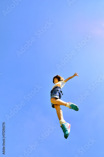 青空でジャンプする女の子 © hanapon1002
