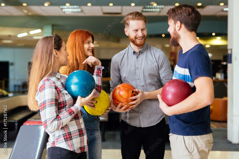 Fototapeta premium Cheerful friends bowling together