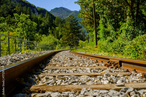 Le chemin de fer dans les montagnes. photo