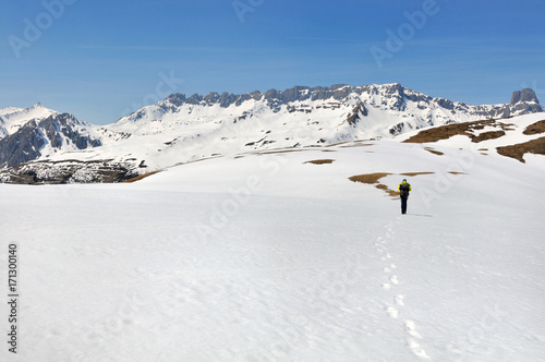 randonneur marchant dans la neige au travers des montagne