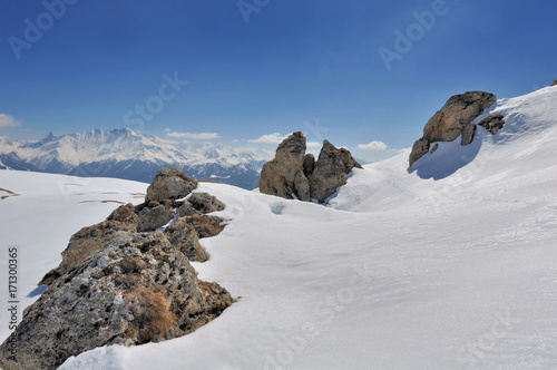 rocher dans la neige en montagne