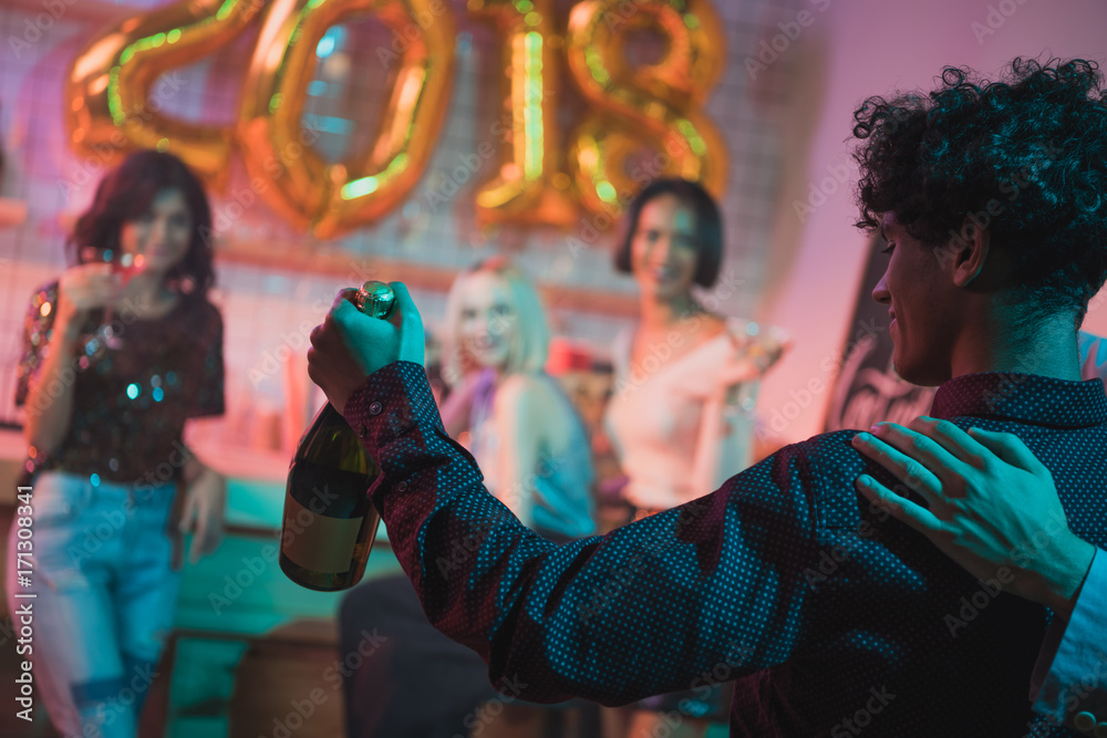 Obraz premium african american man with champagne