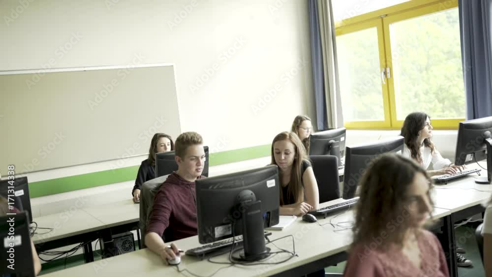 Junge und Mädchen lernen gemeinsam im Klassenzimmer Computerraum Junge und Mädchen lernen gemeinsam im Klassenzimmer Computerraum