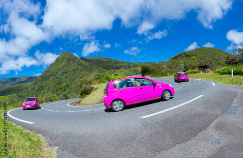  voiture rose sur route des Plaines, île de la Réunion 
