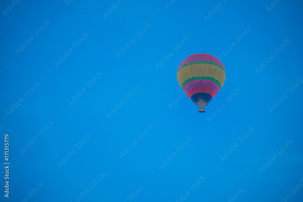 Obraz premium The balloon on the blue sky morning. subject is blurred.