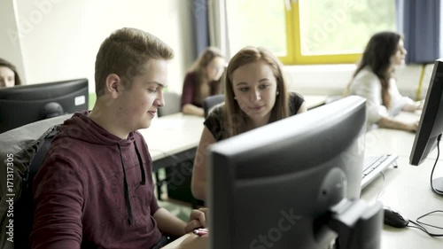 Junge und Mädchen lernen gemeinsam im Klassenzimmer Computerraum