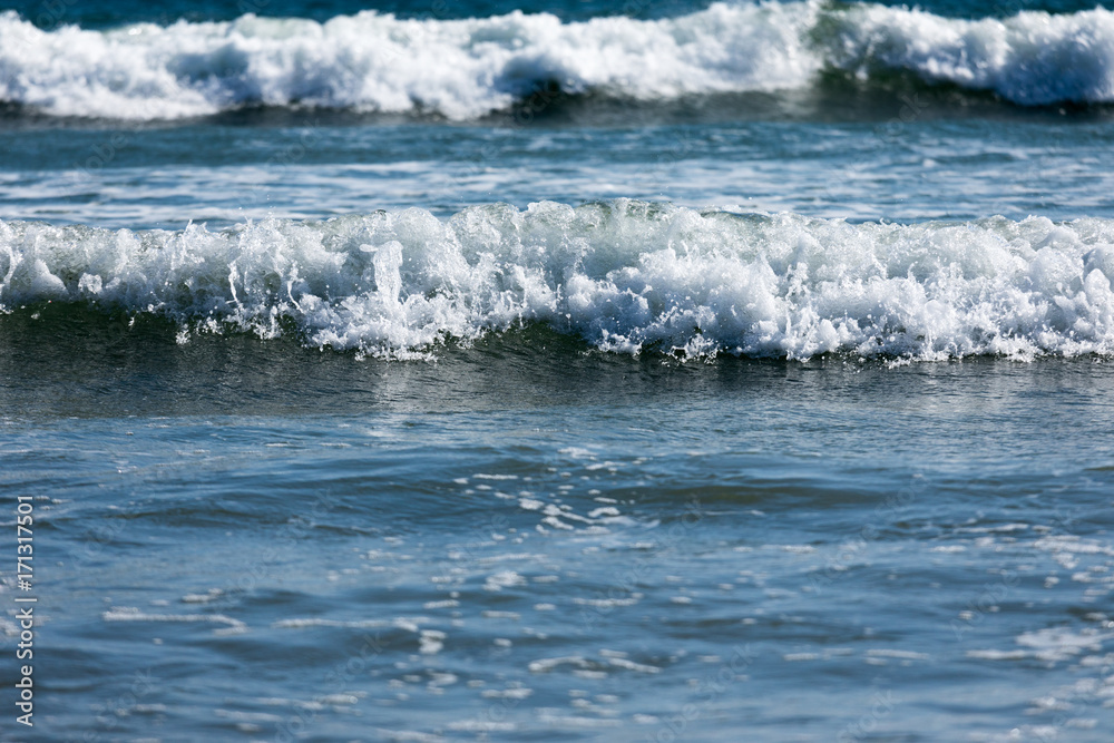 Obraz premium Sunny day and ocean waves in Lockport Nova Scotia.