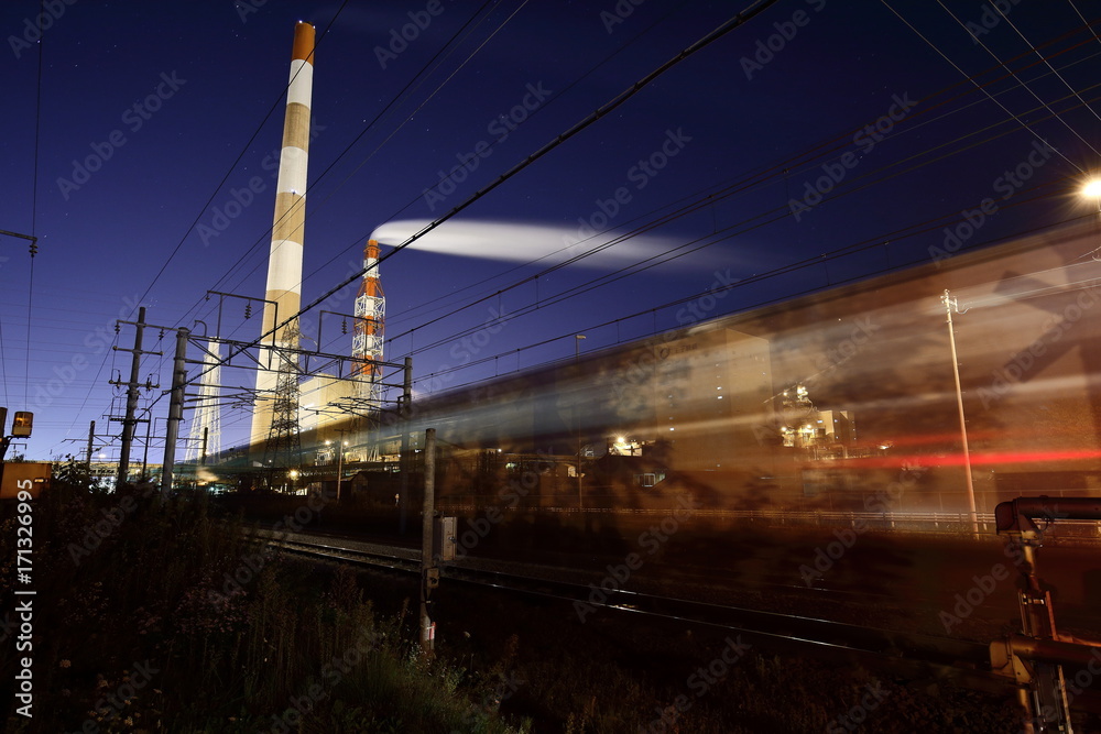Fototapeta premium 工場 夜景 電車