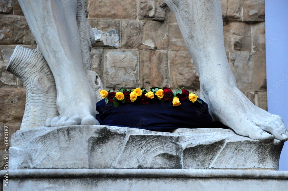 Φωτογραφία Blumen auf schwarzem Trauertuch zu Füßen der David-Statue zum Gedenken an die Op