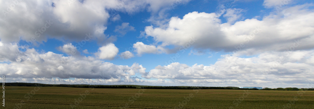 Feld mit blauem Himmel und Wolken Panorama Feld mit blauem Himmel und Wolken Panorama