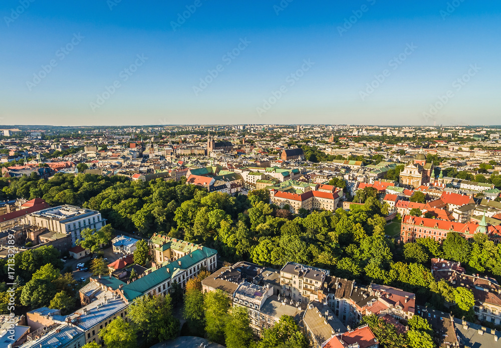 Kraków - krajobraz starego miasta z lotu ptaka. Widok w stronę Rynku Głównego.