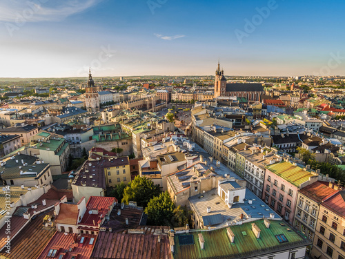 Kraków - stare miasto z lotu ptaka. Widok na kamienice przy ulicy Grodzkiej, Rynek Główny i Bazylikę Mariacką.