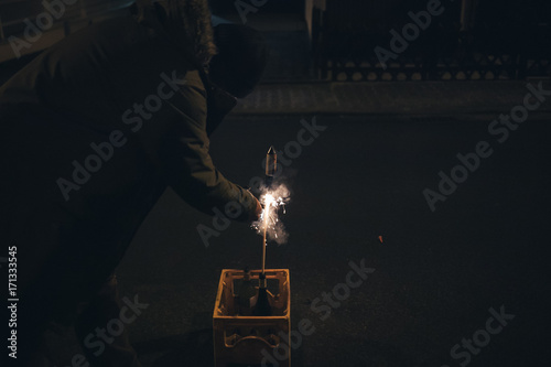 Photography Mann zündet Feuerwerkskörper zu Silvester an