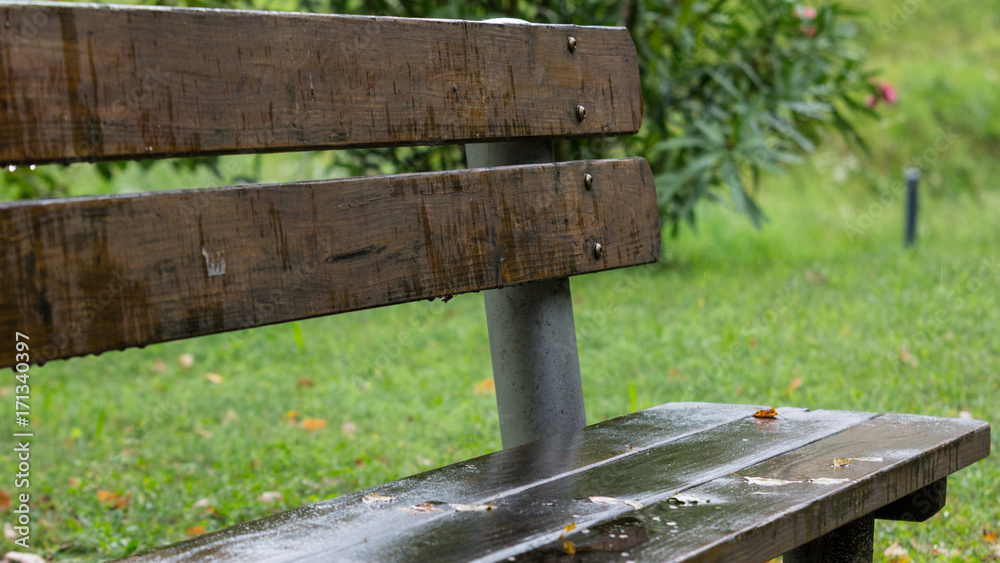 Naklejka premium Nasse Parkbank im Herbst