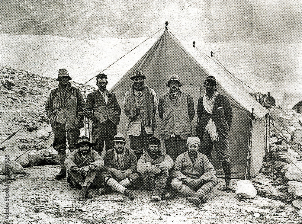 1924 British Mount Everest expedition, Andrew Irvine and George Mallory last on the left