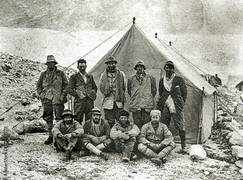 1924 British Mount Everest expedition, Andrew Irvine and George Mallory last on the left
