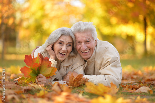 Konstfotografi caucasian senior couple with leaves