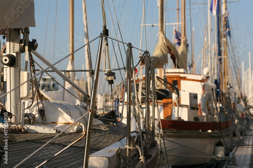 bateau et voilier dans le port
