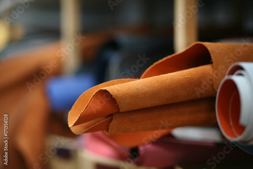 cuir orange dans un atelier