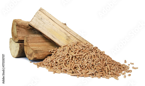 Bûches de bois et granulés de bois photo