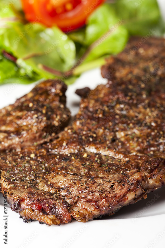 Nahaufnahme eines Steaks mit Pfeffer Nahaufnahme eines Steaks mit Pfeffer