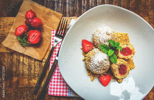 Erdbeerknödel mit Butterbrösel