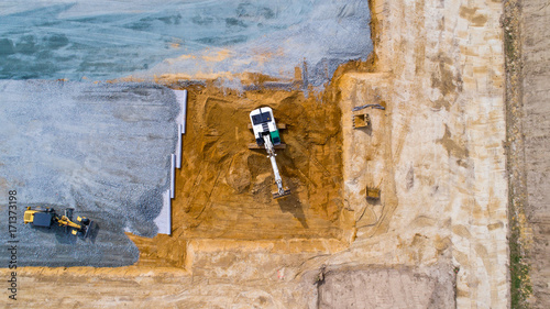 Une pelleteuse et un bulldozer sur un chantier à Treillières, France