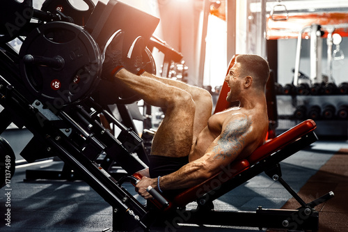 Canvastavla Man Using A Press Machine In A Fitness Club