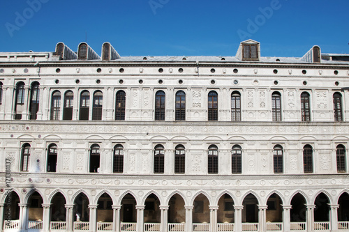 Inner court of Palazzo Ducale (Doge's Palace) in Venice, Italy © Jopstock