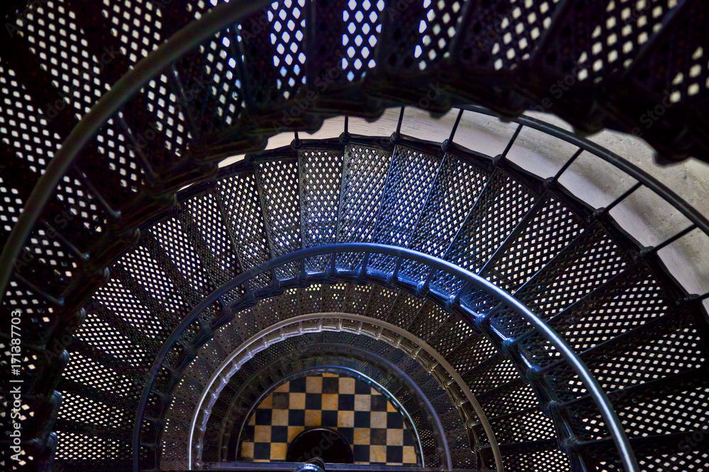 Obraz premium Looking Down the Stairwell in a Light House