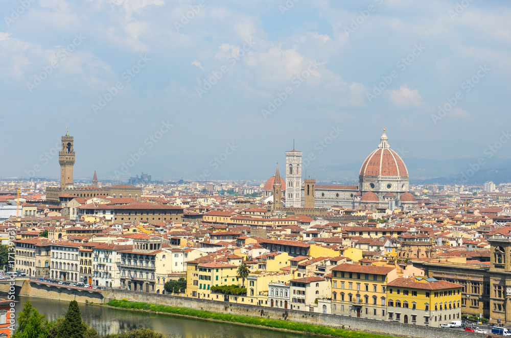 Fototapeta premium Panoramic view to the river Arno, with Ponte Vecchio, Palazzo Vecchio and Cathedral of Santa Maria del Fiore (Duomo), Florence, Italy