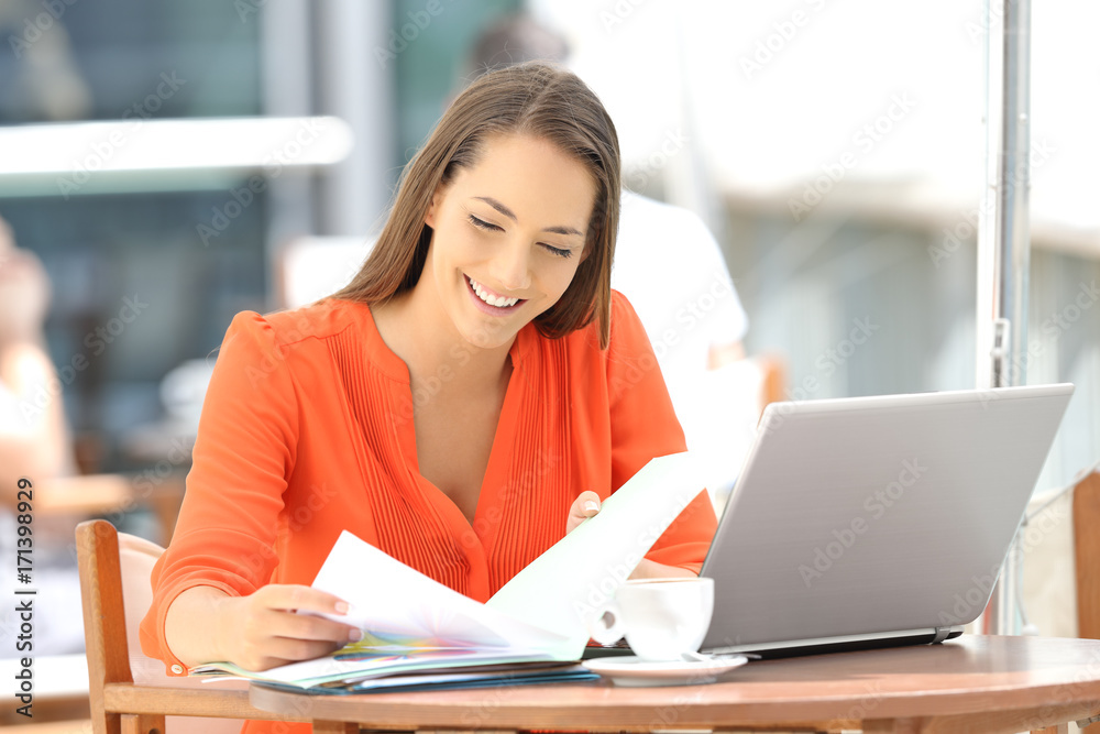 Fototapeta premium Entrepreneur working reading documents in a bar