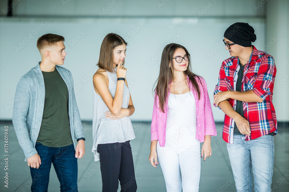 Obraz premium Interested young group of coworkers having necessary talk