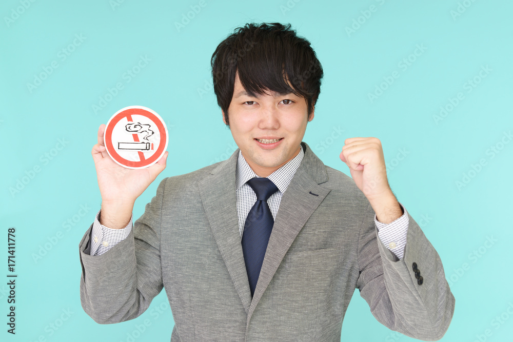 禁煙マークを持つ男性 禁煙マークを持つ男性