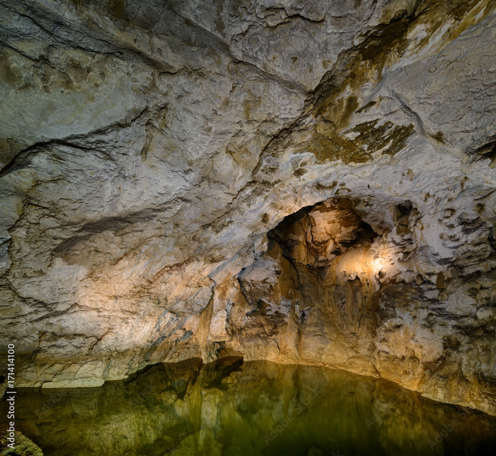unterirdischer See in Tropfsteinhöhle