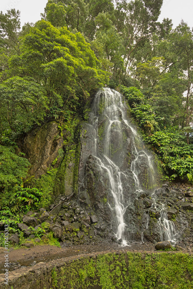 Obraz premium Wasserfall im Parque Natural Da Ribeira Dos Caldeirões auf Sao Miguel (Azoren)