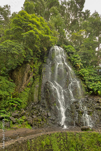 Wasserfall im Parque Natural Da Ribeira Dos Caldeir  es auf Sao Miguel  Azoren 
