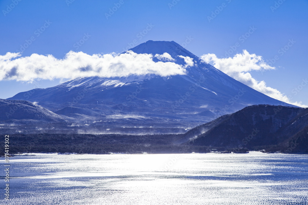 秋の富士山、山梨県本栖湖にて