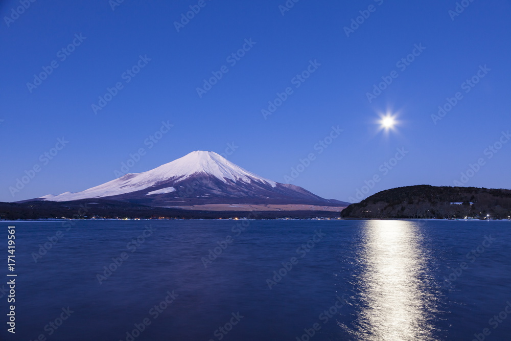 夜明けの富士山と月、山梨県山中湖にて