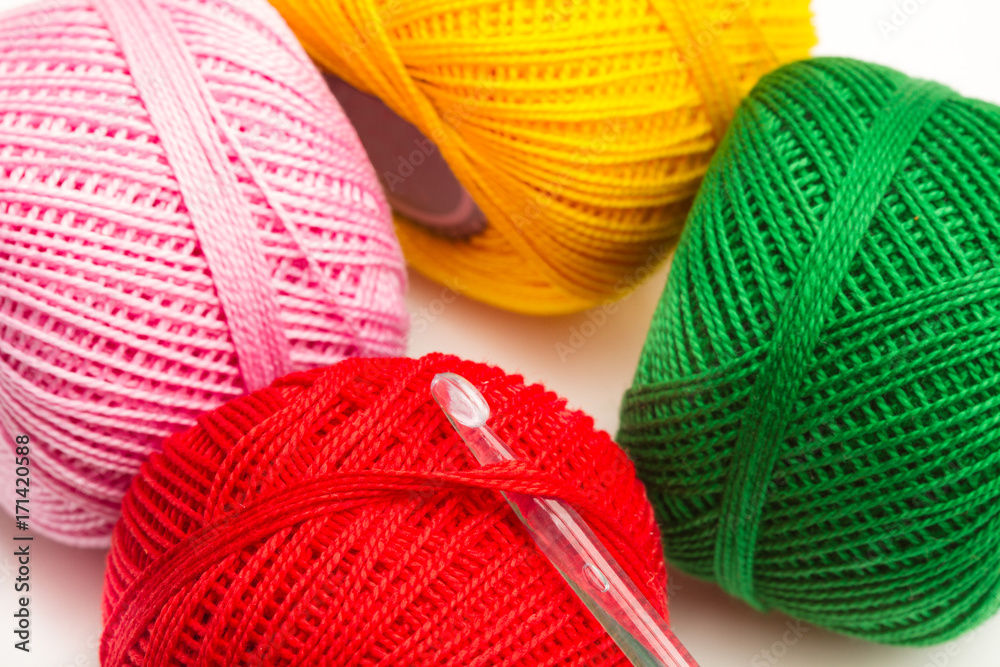 Hilos de colores para punto cruz y crochet con aguja. Vista superior y de  cerca Stock Photo