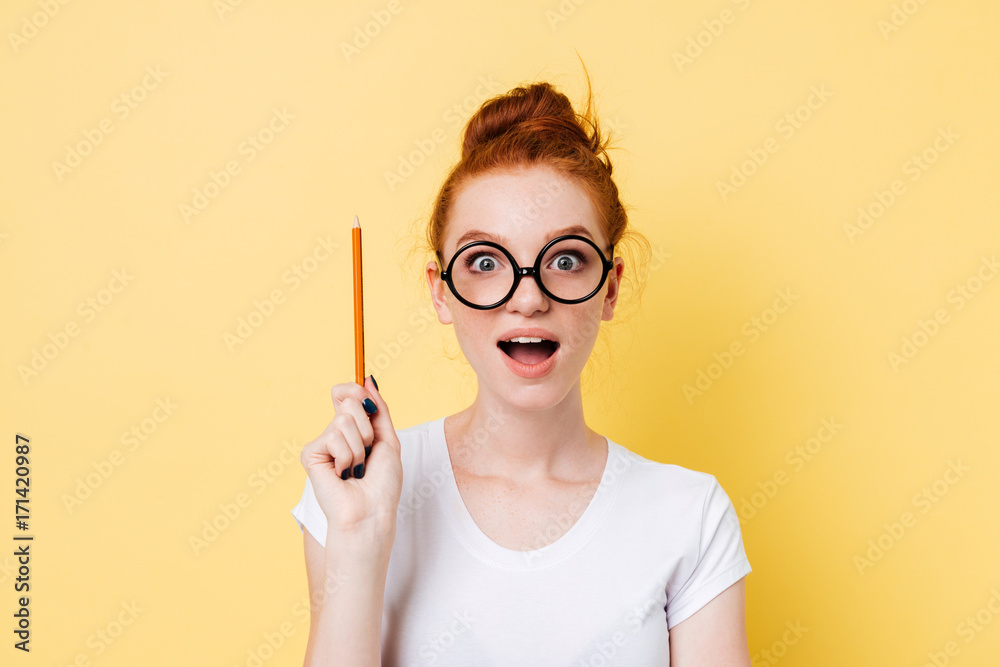 Happy ginger woman in eyeglasses having idea - obrazy, fototapety, plakaty 