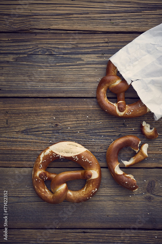 3 Brezel auf Holz