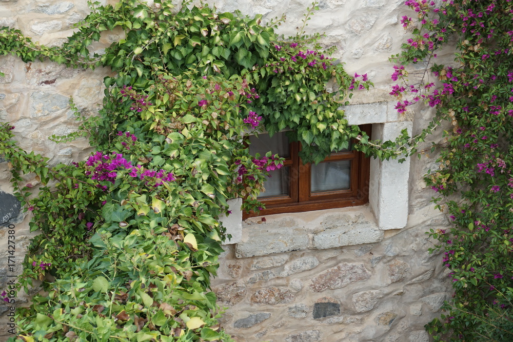 Naklejka premium Kleines Fenster eines mediterranen Hauses
