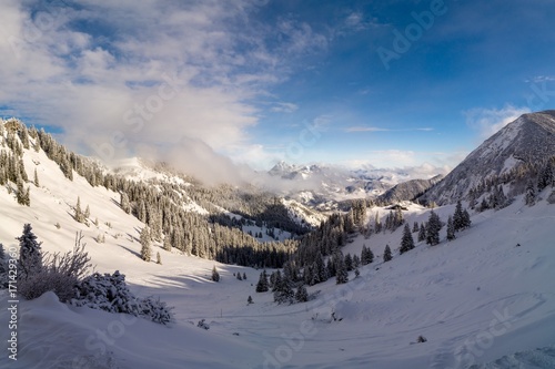 Taubenstein. Das schöne Bergtal in Alpen. © Michael