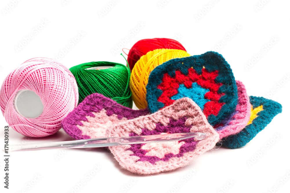 Hilos para tejer crochet y ganchillo con aguja sobre fondo blanco aislado.  Vista de frente Stock Photo