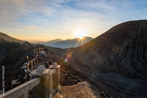 Indonesien, Java Timur, Probolinggo, Am Kraterrand des Bromo kann man an einer hinduistischen Ganesha-Figur Opfergaben in den Krater werfen. Das Volk der Tengger ist eine hinduistische Minderheit im f photo