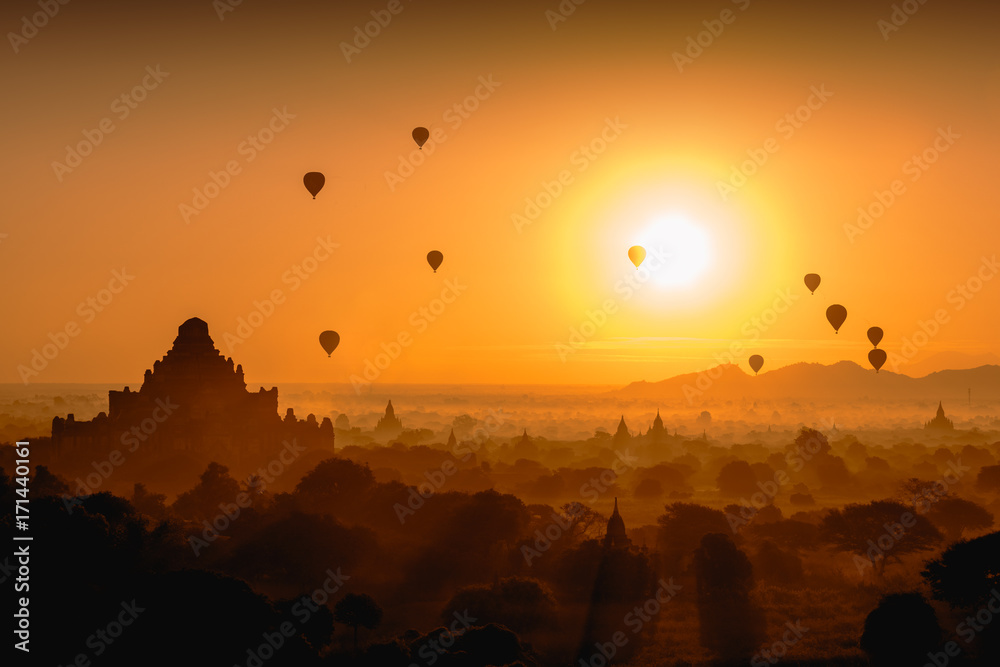 Φωτογραφία Beautiful sunrise and hot air balloons over ancient pagoda in Bagan is old kingd