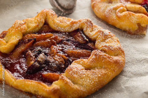 Foto Homemade galette with plum