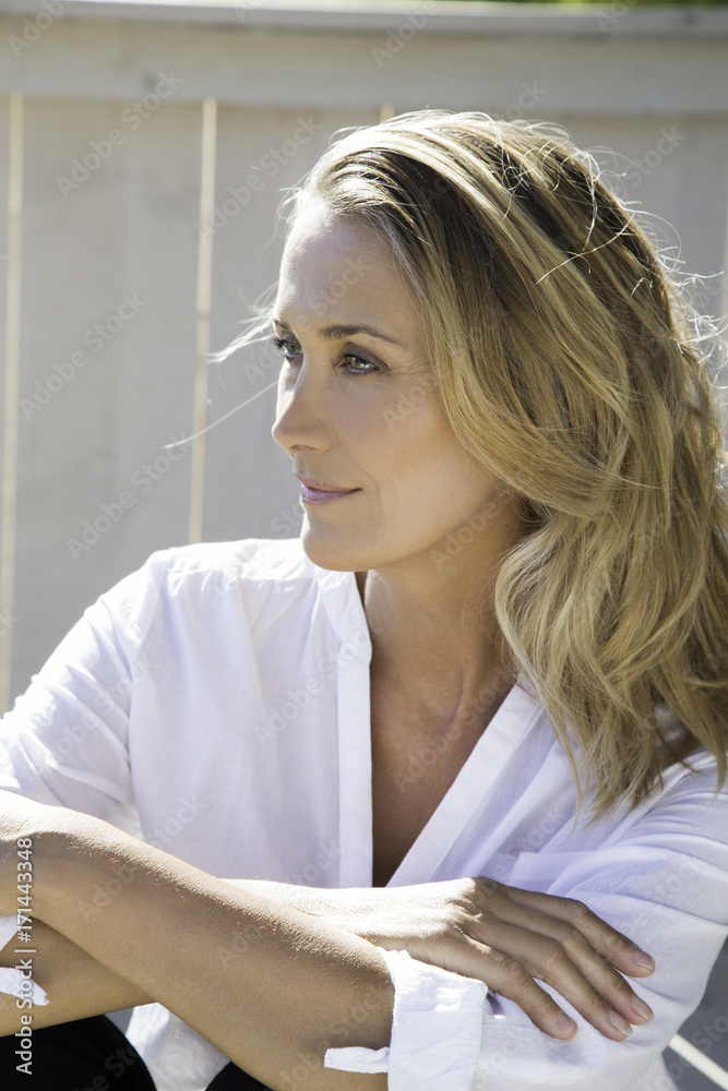 portrait d'une femme blonde de 45 ans Stock Photo | Adobe Stock