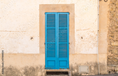 Blauer Fensterladen eines großen Fenster © GM Photography
